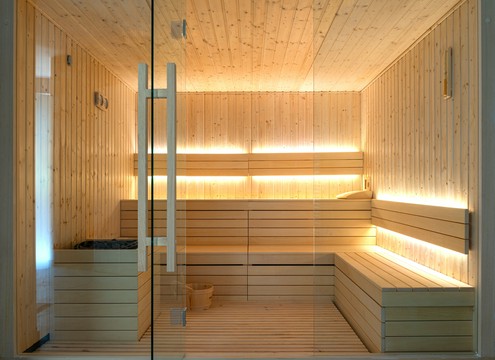sauna za szklanymi drzwiami