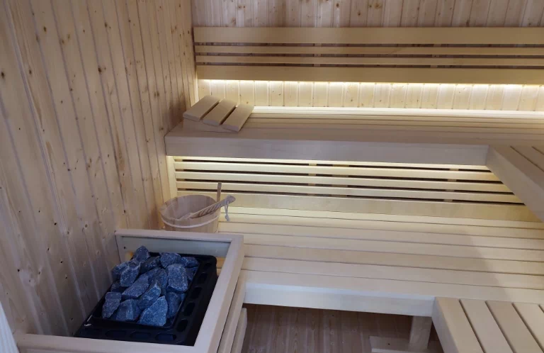Oświetlona sauna  poziomami